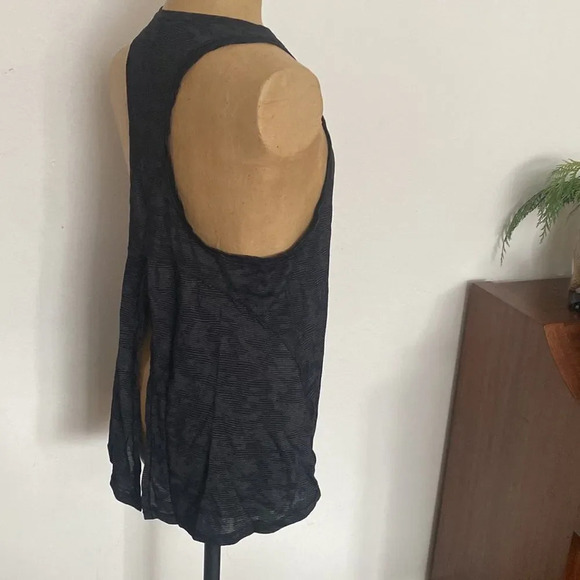 Lululemon black tank top sz 6 camo stripe print great pre owned condition - Picture 3 of 6